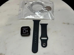 Apple Apple Watch SE GPS Aluminum 40mm 1st gen - Black - (Unlocked) - Fair - Zdjęcie 1 z 11