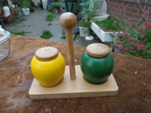 VINTAGE RETRO CRUET WOOD SALT AND PEPPER + STAND - GREEN AND YELLOW - Picture 1 of 4