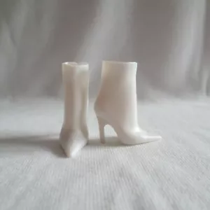 NUEVAS Botas Barbie Modelo Muse Muñeca Blanca Puntera Tacón Alto ~ Zapatos Fashionista - Imagen 1 de 2