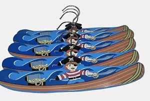 KIDORABLE Appendiabiti in Legno Artigianale Bambini Nave Pirata Divertente 13,75” Set di 5 - Foto 1 di 6