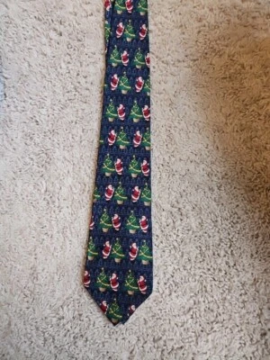 Corbata de Navidad Claybrooke para hombre con Papá Noel al lado del árbol de Navidad  Foto 1 de 4