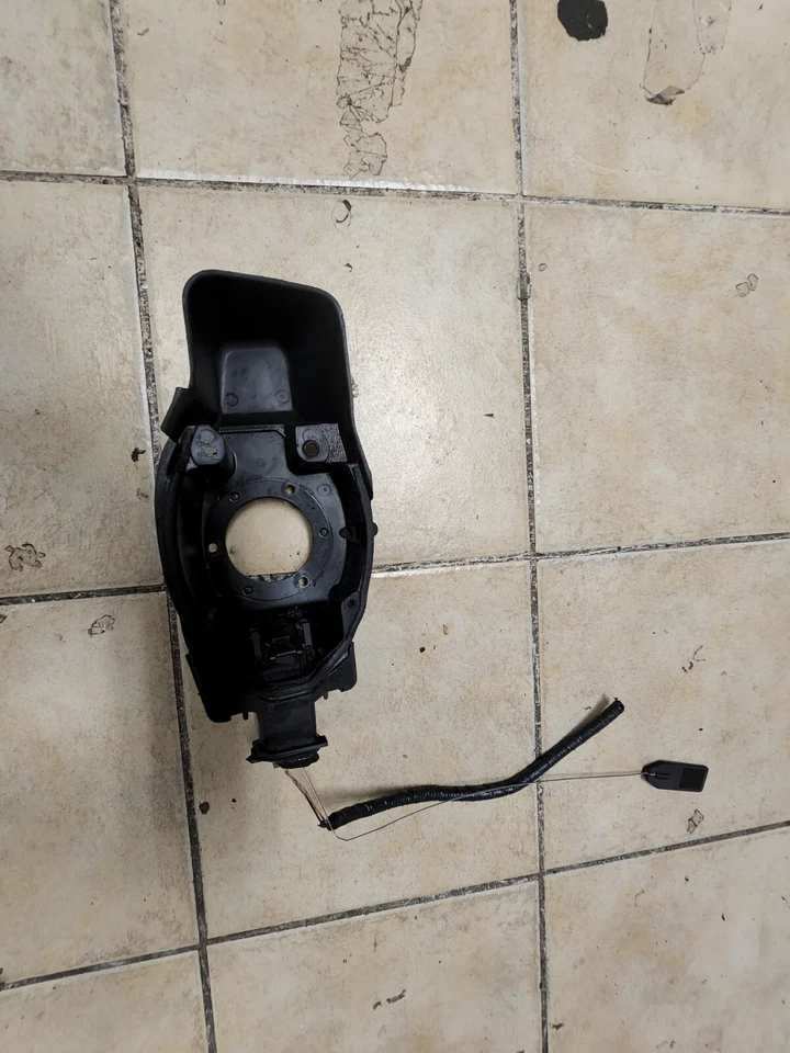 2000 2001 2002 LINCOLN LS FUEL DOOR HOUSING LOCK - Image 1 of 2
