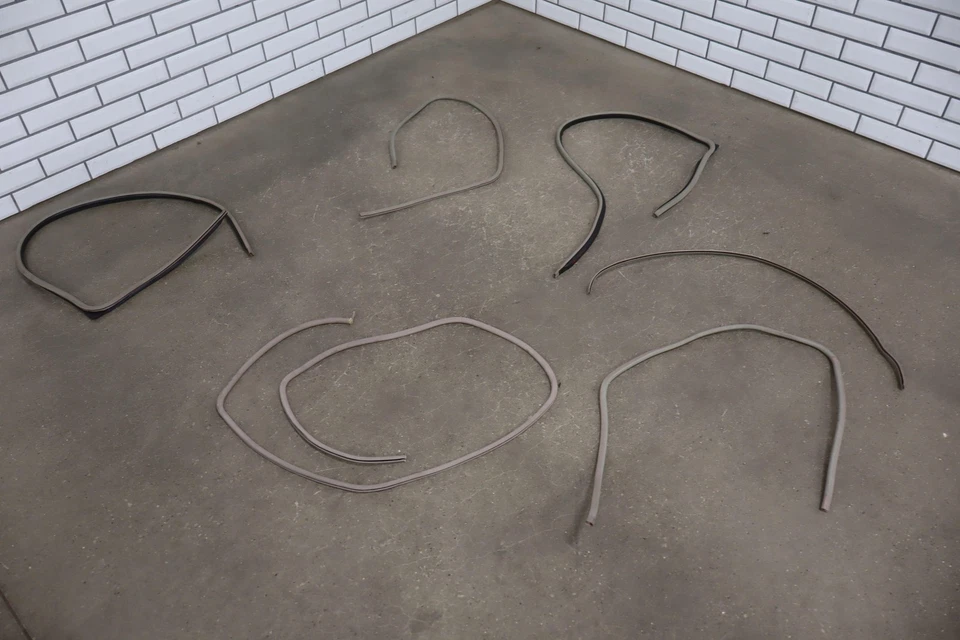 Комплект уплотнений для двери желтовато-коричневого цвета 1991-1997 Toyota Land Cruiser 6 штук - Изображение 1 из 4