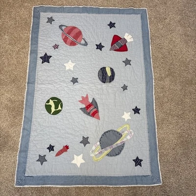 Cobertor de bebê Pottery Barn Kids azul foguete espacial acolchoado denim 35x50” - Imagem 1 de 4