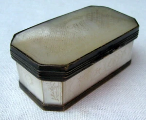 FINA Y RARA CAJA DE TABACO MADRE PERLA OCTOGONAL SCRIMSHAWED ~ DE PRINCIPIOS A MEDIADOS DEL SIGLO 1800 - Imagen 1 de 12