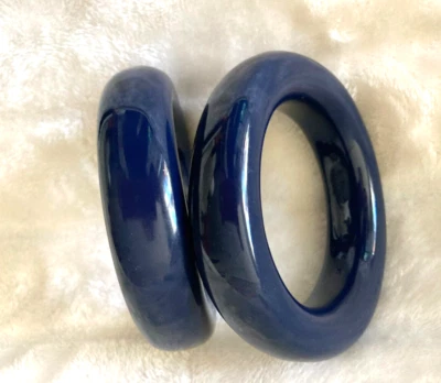 Pulseira Trina Turk preta larga de resina ousada - Imagem 1 de 4