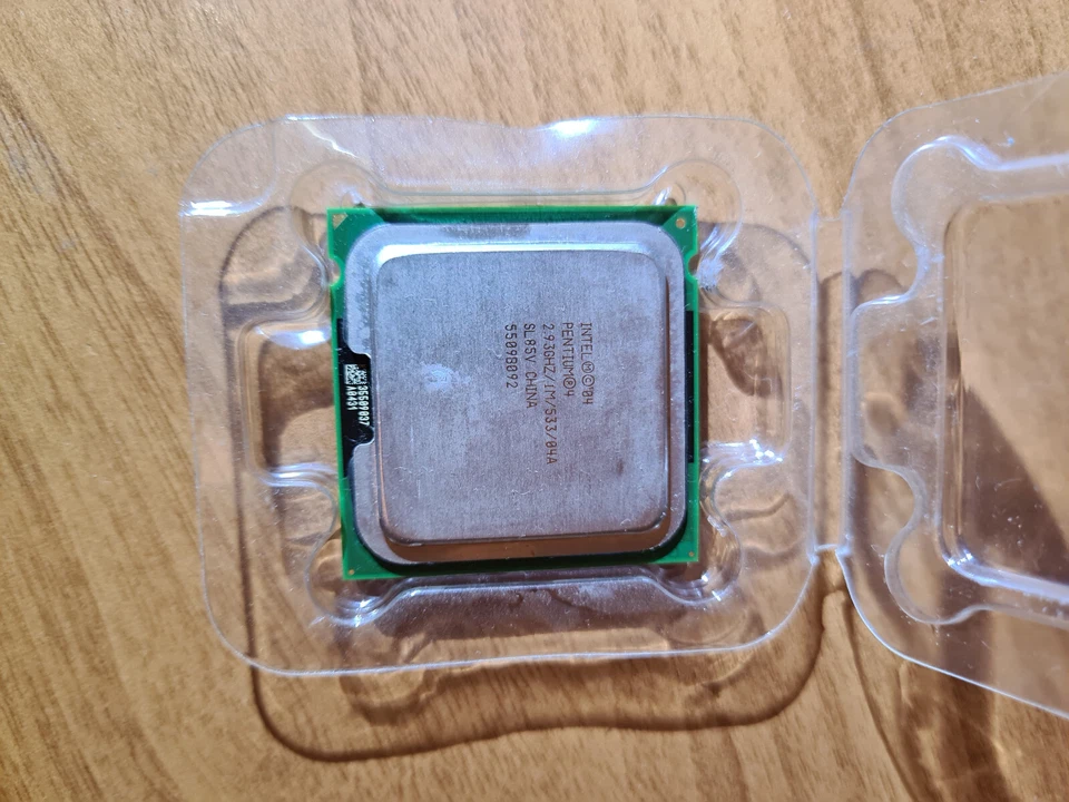 Processore Intel Pentium 4 515 SL85V 2.93GHz 533MHz FSB 1MB L2 Cache Socket 775 - Immagine 1 di 1