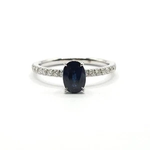 Bague or blanc 18 carats sertie d'un saphir et diamants, T53, Poids 2.47g - Picture 1 of 5