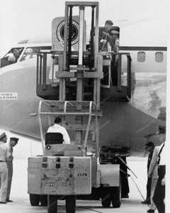 Kennedy On Mutches 1961 Vintage 8x10 Reimpresión De Foto Antigua - Imagen 1 de 1