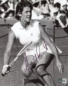 MARGARET COURT SIGNED 8x10 PHOTO WIMBLEDON US OPEN TENNIS GOAT HERO BECKETT BAS - Picture 1 of 2