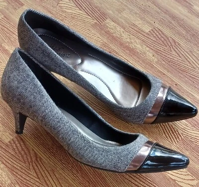 DEXFLEX Comfort Kitten HEELS Black Herringbone Patent Cap Silver Trim 8.5 - Image 1 of 4