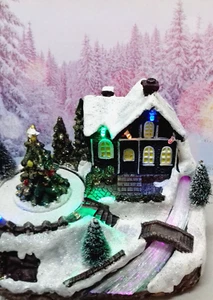 Deko Winterszene Beleuchtet Farbwechsel Tannenbaum dreht sich versch. Melodien - Bild 1 von 12