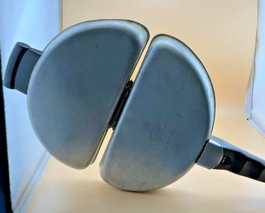 Vintage Mirro 1134 M Aluminum Folding Omelet Pan Maker Double Fryer USA - Image 1 of 1