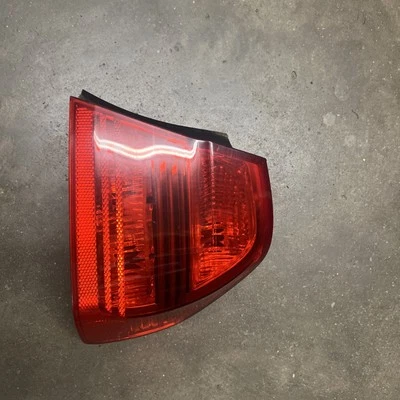 Lanterna traseira externa passageiro direito sedã BMW E90 325i 328i 2006 2007 2008 7161956 - Imagem 1 de 3