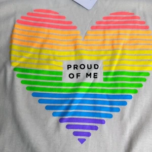 NUEVA Camiseta Pride LGBTQIA Proud of Me Arco Iris Corazón Bronceado Manga Corta S M L - Imagen 1 de 4