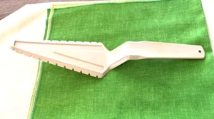 Utensilio para servir pasteles Tupperware vintage beige plástico bordes dentados 10,5" - Imagen 1 de 5