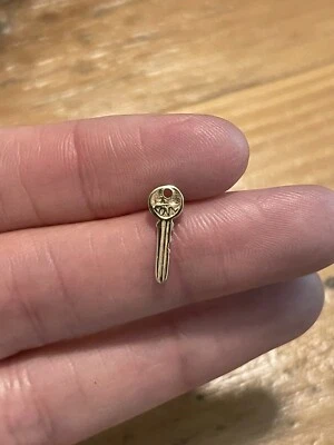 Pendiente Love Key de oro amarillo de 14k Foto 1 de 4