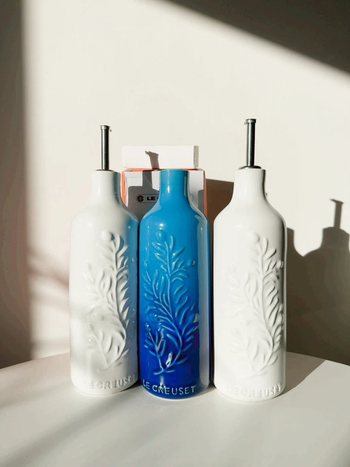 Paquete de aceite de rama de oliva Le Creuset blanco y azul azul Foto 1 de 1