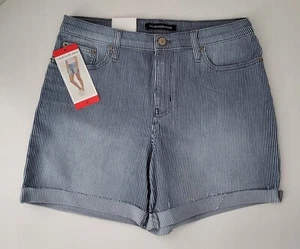 Calvin Klein Jeans Women's Roll Cuff Denim Short - Size 8 NWT - Picture 1 of 5