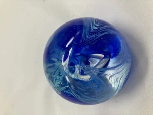 Fermacarte firmato Caithness Mooncrystal Moon Crystal Blue Swirl 2" Scozia - Foto 1 di 3