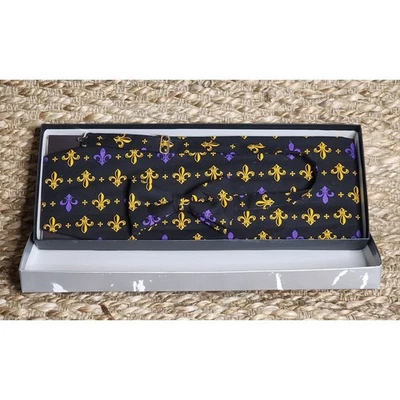 Conjunto de pajarita y faja flor de lis púrpura y dorado para hombre ¡Nuevo! Mardi Gras Foto 1 de 4