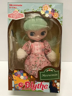 Petite Blythe Meowmin long mint hair blue eyes pink floral dress 2007 NRFB New - Image 1 of 4