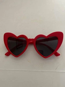 Occhiali da sole Matrimonio Retro Cuore Rosso Ospiti Addio al nubilato Sposa Favore - Foto 1 di 3