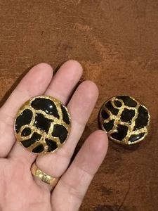 Orecchini Vintage ST JOHN Firmati Smalto Nero Tono Oro Grandi Rotondi Clip-On - Foto 1 di 4