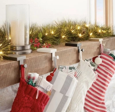 Soporte para medias de 4 clavijas negras Hearth & Hand Magnolia metal Navidad Foto 1 de 4