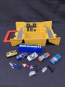 Micro Máquinas Galoob Speed Shop Caja de Herramientas Amarilla Pit Kit Caja de Herramientas con 5 Coches 1990 - Imagen 1 de 16