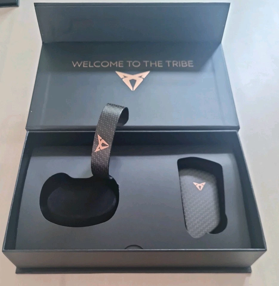 GENUINE CUPRA members gift box; CARBON FIBRE key fob cover &bracelet 5FF087013B  - Image 1 of 4
