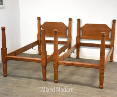 Camas de solteiro antigas de bordo - um par - Imagem 1 de 4