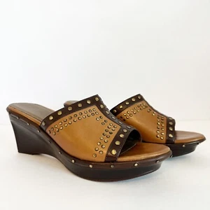 B Makowsky Tan Brown Studded Leather Wedge Slip On Sandals Size 9M NEW - Picture 1 of 12