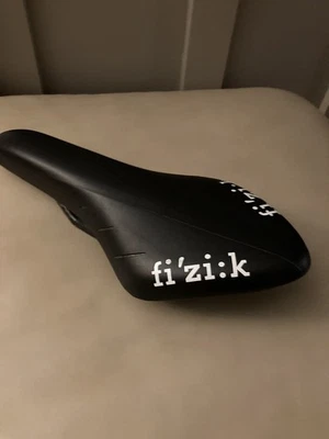 Sillín de carreras Fizik Arione K1, ligero, excelente estado Foto 1 de 4