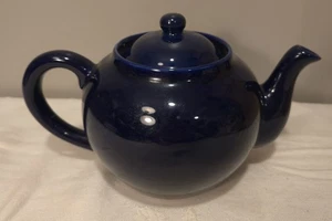  Tetera de loza azul cobalto 4,5 pulgadas de alto casi 9 pulgadas de ancho - Imagen 1 de 7