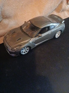 Burago 2009 Nissan GT-R Gray (Die-cast - 1:18 Scale) Pre-owned - Foto 1 di 8