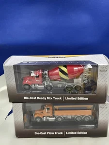 Lote 2 camiones de colección Menards Gold Line 2017 camión mezclado a presión y camión arado - Imagen 1 de 24