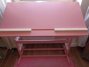 Kinder+Jugendschreibtisch in rosa weiß Kopination. + Inkl. Schreib/Leselampe. - Bild 1 von 11