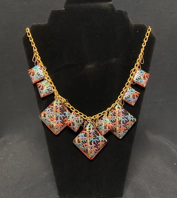 Colar corrente dourado design folhas de bambu acrílico pêssego em forma de diamante 15" - Imagem 1 de 4