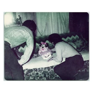 Extraña instantánea de Minnie Mouse enmascarada de los años 70 espeluznante foto de padres preocupados A4730 - Imagen 1 de 2