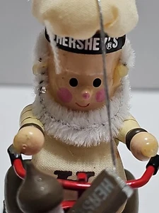Ornamento natalizio Hershey's Kurt S. Adler elfo su triciclo rosso con etichette 1989 - Foto 1 di 6