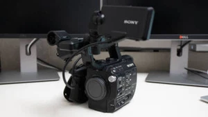 Sony PXW-FS5 XDCAM 4K Ultra HD CMOS Sensor Black with New Battery Manual Box - Picture 1 of 8