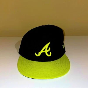 Sombrero de pico plano ajustado amarillo neón con logotipo de los Atlanta Braves para hombre 7 3/8 - Imagen 1 de 3