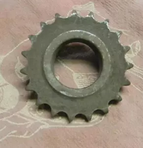 TRIUMPH BSA PREUNIT 500 650 20 DIENTES NUEVO MOTOR ORIGINAL PIÑÓN E2826/20 - Imagen 1 de 1