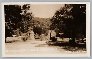 Tarjeta postal con foto real de entrada a Lesterville Missouri Black River Lodge RPPC 1930-50 - Imagen 1 de 2