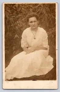RPPC donna seduta fuori giardino spilla pizzo cartolina ritratto foto reale - Foto 1 di 2