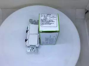 Leviton 5634-W 15A 120/277VAC Single Pole/Single Pole Side-Wired Stack Switch - Picture 1 of 6