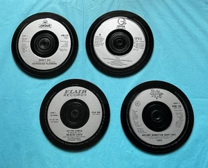 4 silberne Untersetzer handgefertigt aus Original Vinyl Schallplatten, schwarzer Samtrücken - Bild 1 von 3