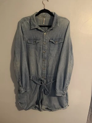 Mameluco corto Free People azul denim manga larga talla grande ligeramente usado Foto 1 de 4