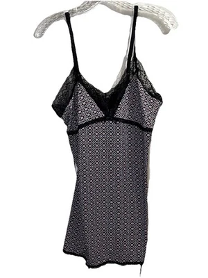 Ropa de dormir Cato camisón quimise grande negro rosa ribete de encaje estampado geométrico floral Foto 1 de 3